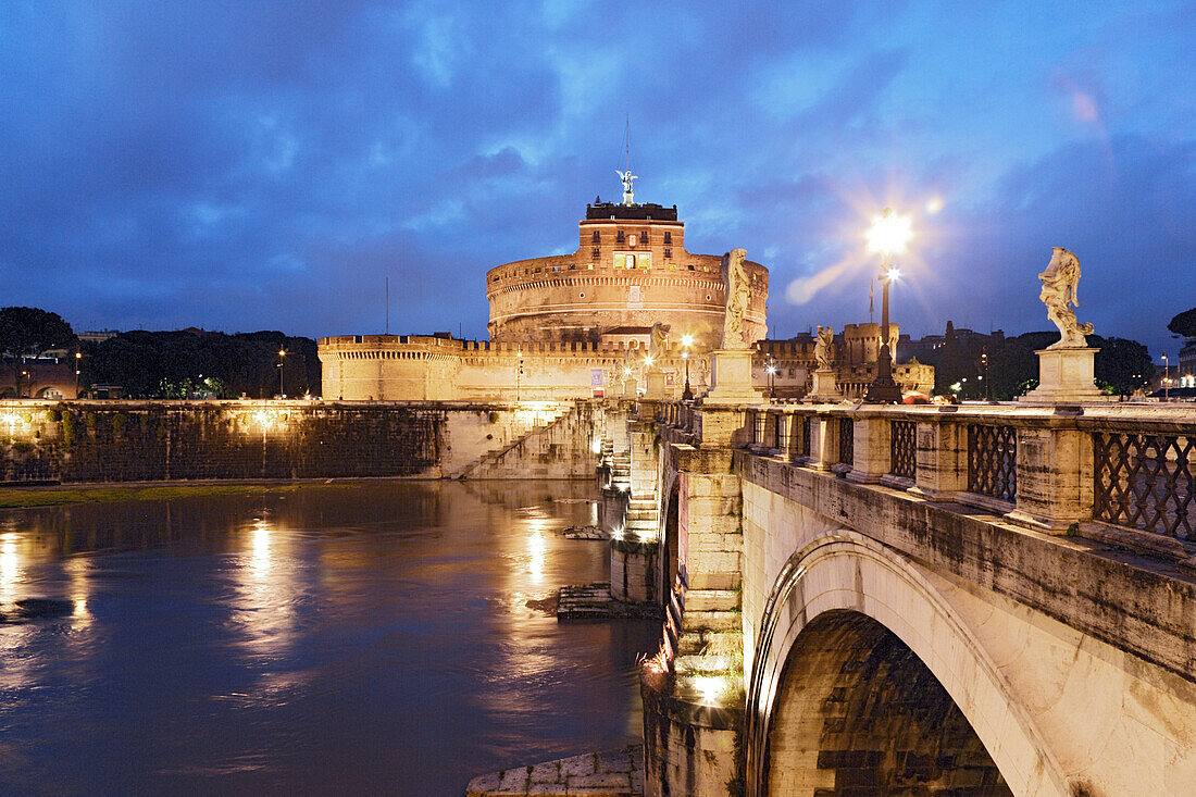 Engelsburg und Engelsbrücke am Abend, Rom, Italien