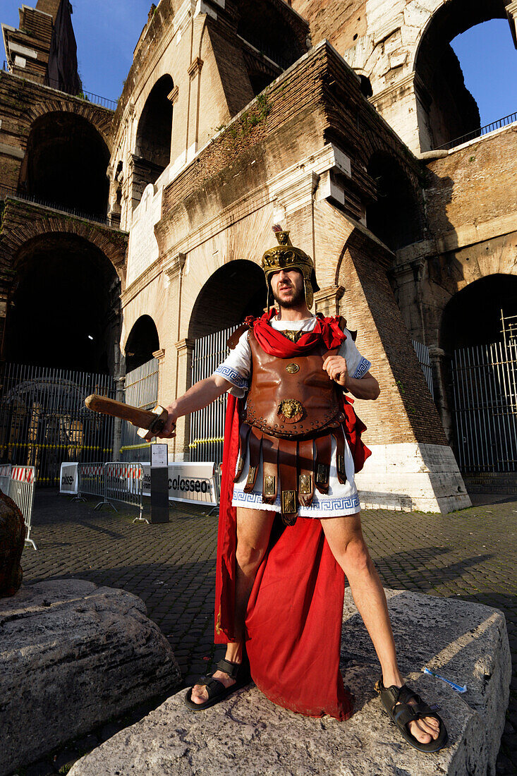 Römischer Legionär steht beim Kolosseum, Rom, Italien