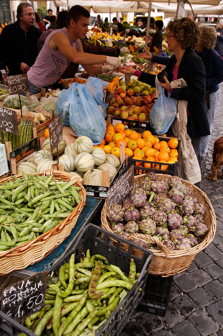 Obst- und Gemüsestand auf dem Markt, Campo de Fiori, Rom, Italien