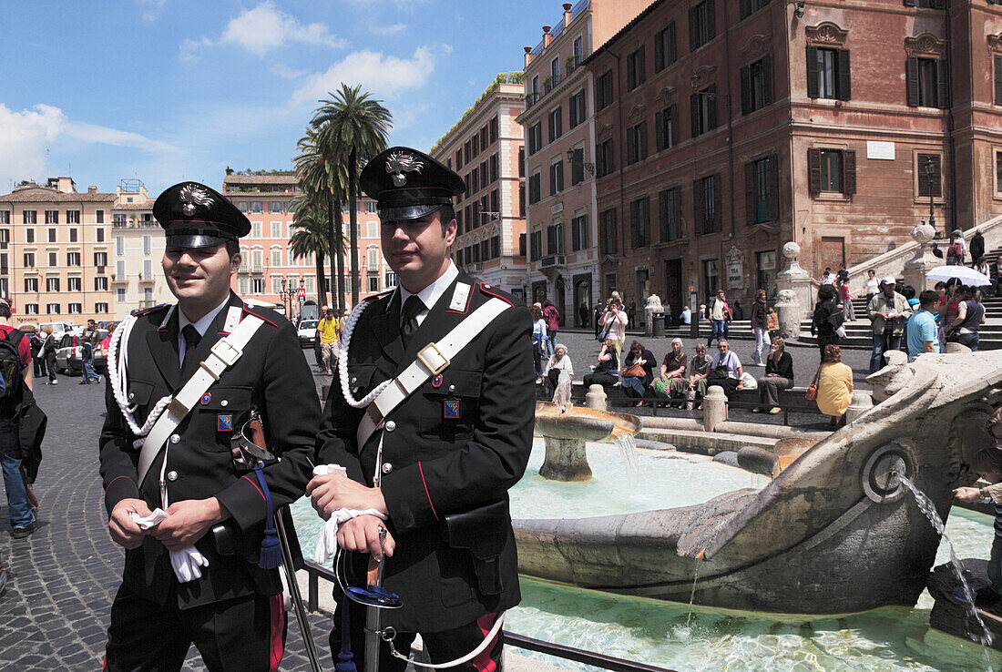 Zwei Carabinieri vor Fontana della Barcaccia auf der Piazza di Spagna, Spanische Treppe im Hintergrund, Rom, Italien