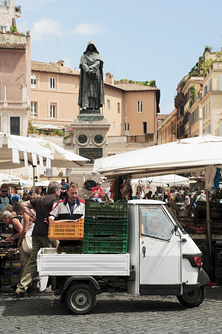 Markt auf dem Campo de Fiori, Giordano Bruno Denkmal im Hintergrund, Rom, Italien