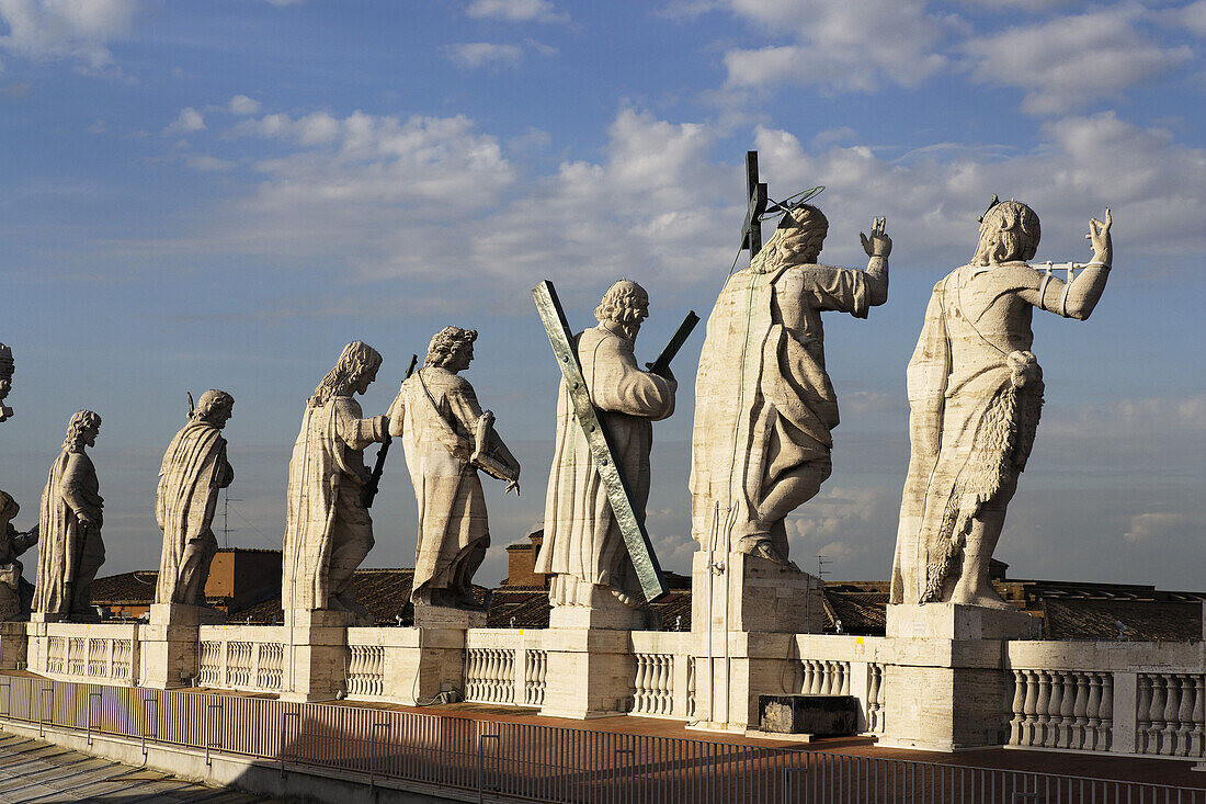 Statuen auf dem Petersdom, Vatikanstadt, Rom, Italien