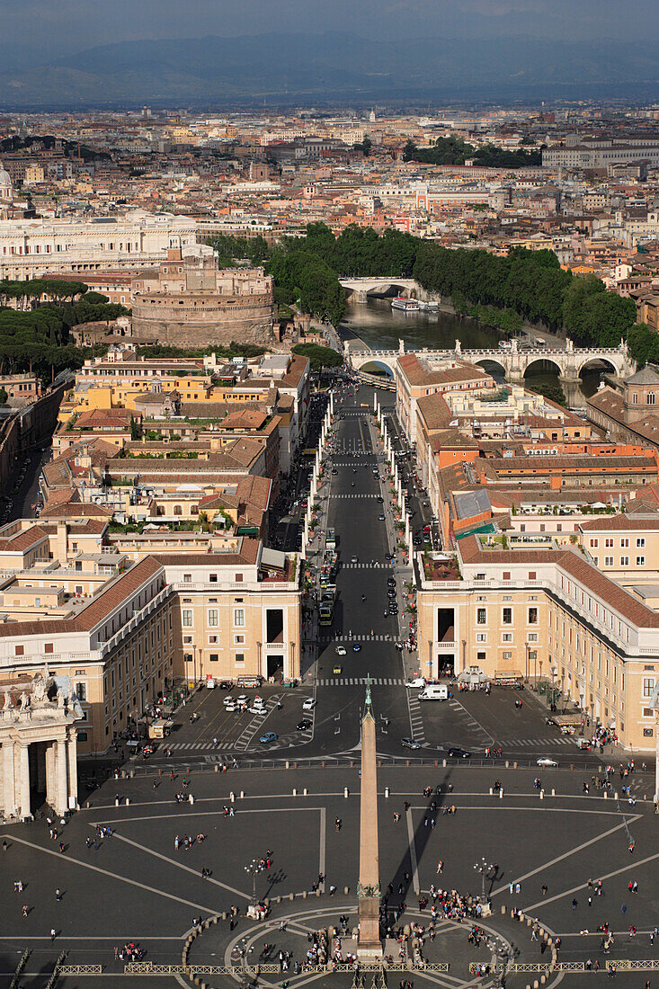 Blick vom Petersdom über den Petersplatz, Vatikanstadt, Rom, Italien