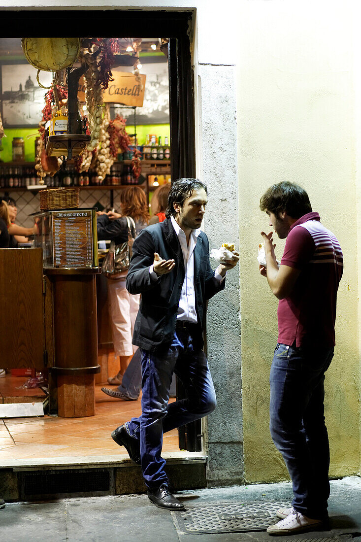 Zwei Männer vor einem Restaurant am Campo de Fiori, Rom, Italien