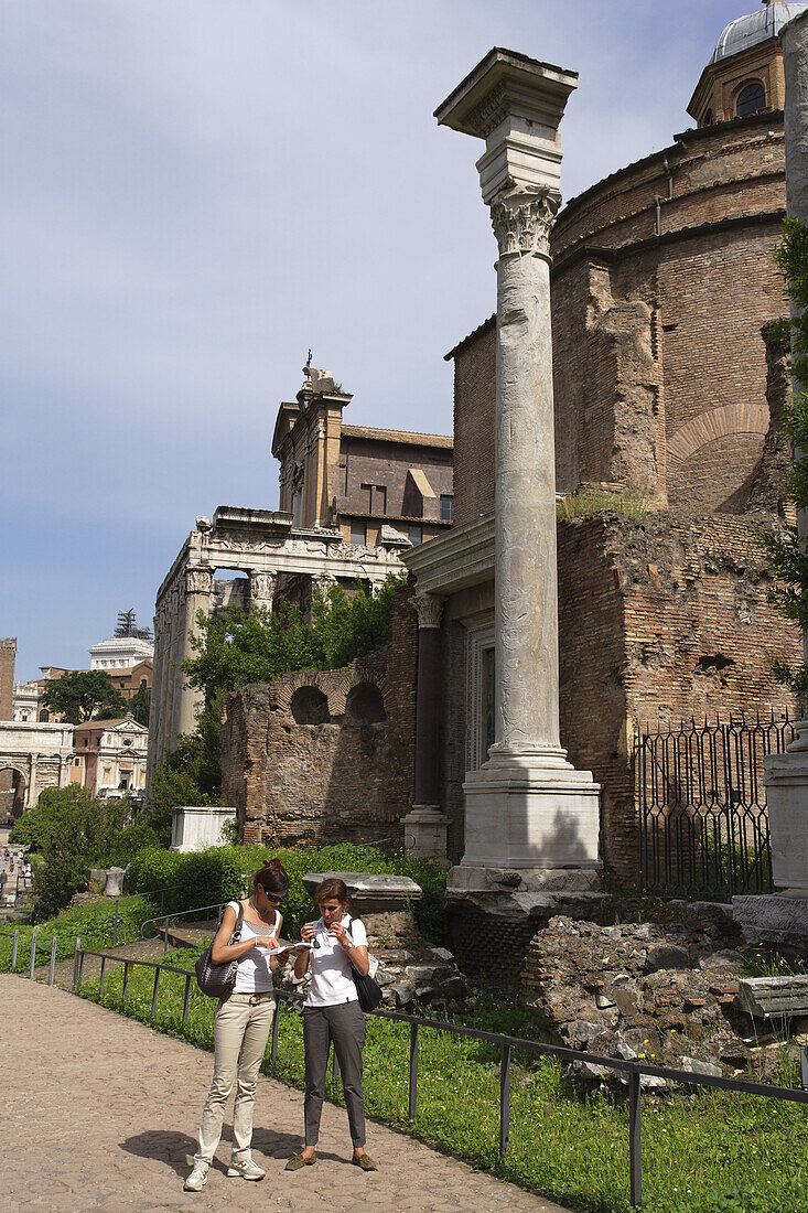 Forum Romanum mit Tempel des Antoninus Pius und der Faustina, Rom, Italien