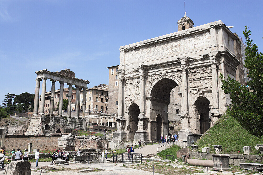 Tempel des Saturn und Septimius-Severus-Bogen, Forum Romanum, Rom, Italien