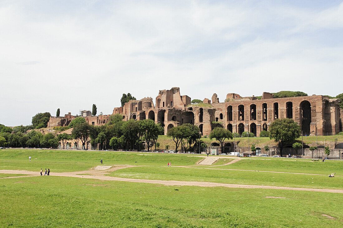 Circus Maximus, Ruinen des Kaiserpalasts im Hintergrund, Forum Romanum, Rom, Italien