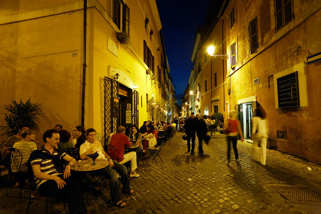Restaurants und Straßencafes entlang einer Gasse, Trastevere, Rom, Italien