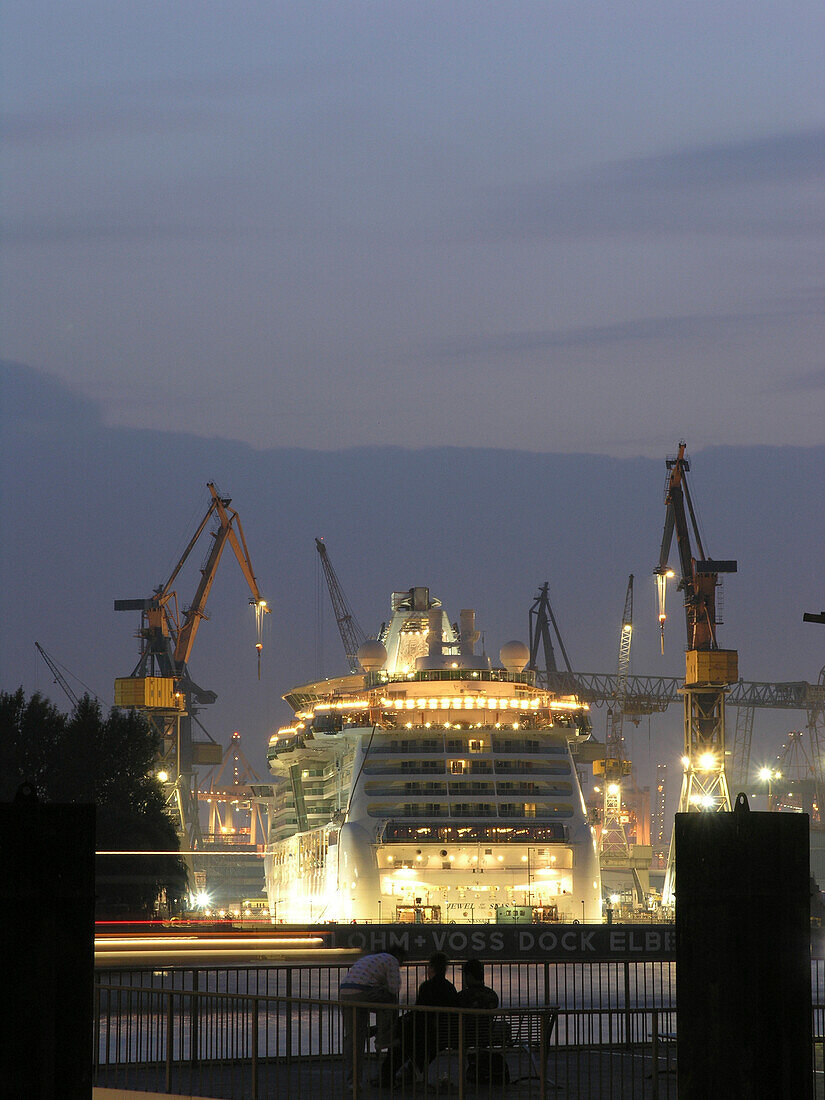 Kreuzfahrtschiff Jewel of the Seas in der Werft, Hansestadt Hamburg, Deutschland