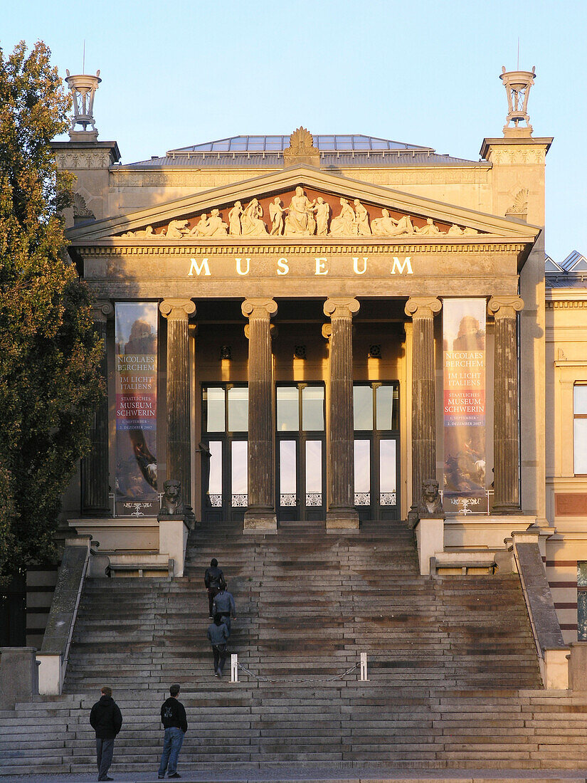 Eingang zum Staatlichen Museum in Schwerin, Mecklenburg Vorpommern, Deutschland