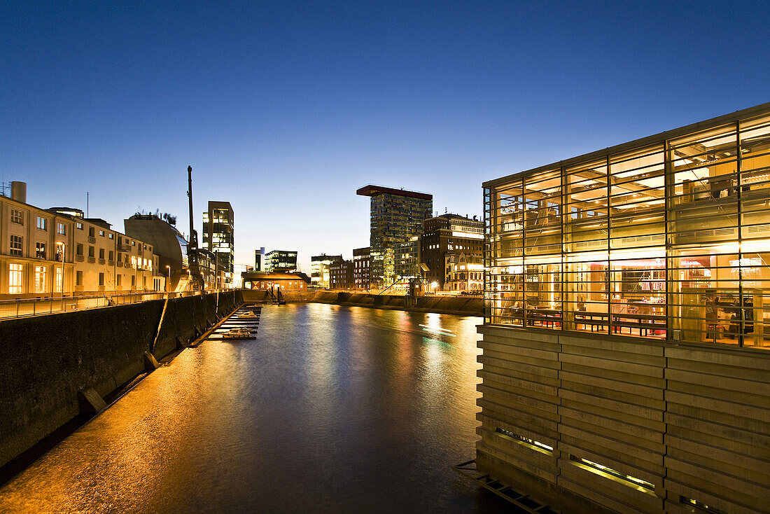 Restaurant am Medienhafen bei Nacht, Düsseldorf, Nordrhein-Westfalen, Deutschland