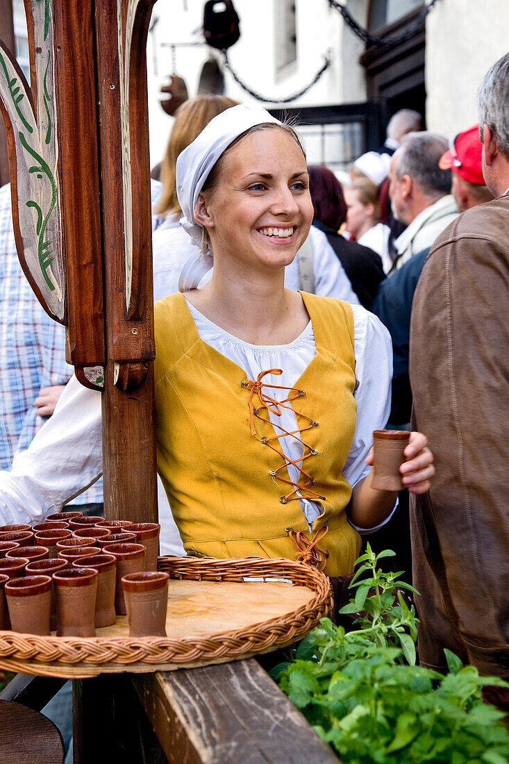 Kellnerin im Restaurant Olde Hansa, Tallinn, Estland, Europa