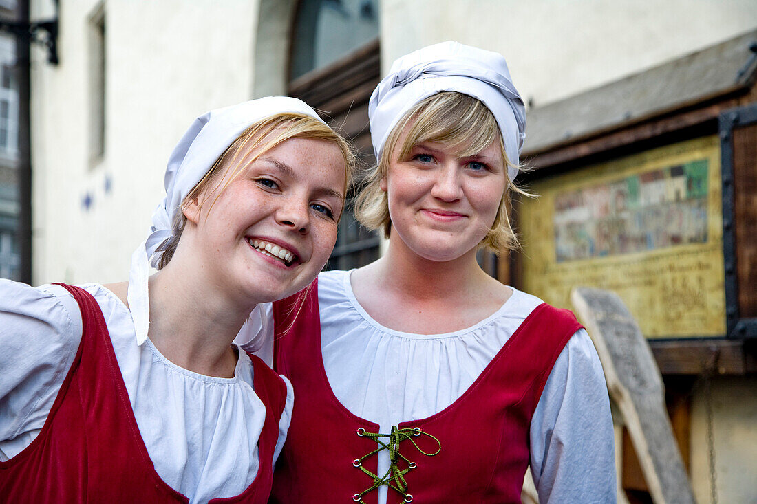 Kellnerinnen im Restaurant Olde Hansa, Tallinn, Estland, Europa