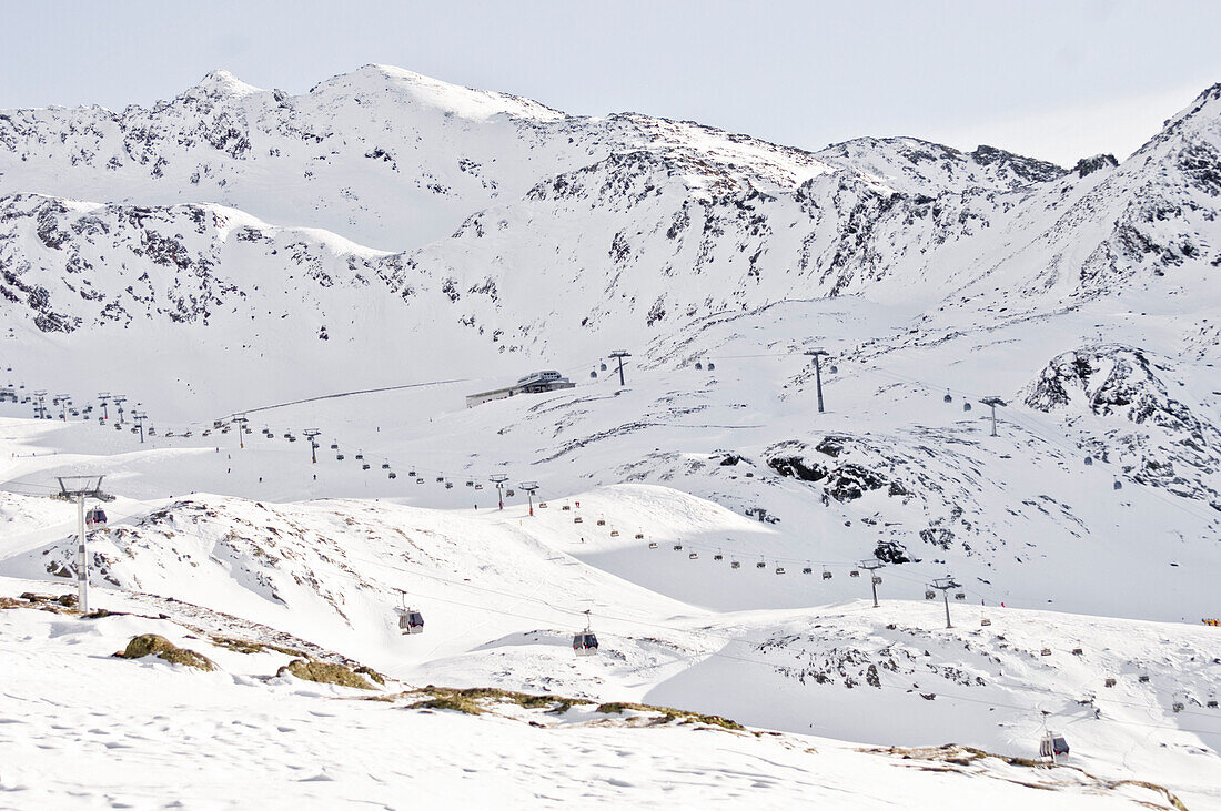 Idyllisch verschneite Skilandschaft mit Gondel und Skilift, Ötztal, Obergurgel, Österreich