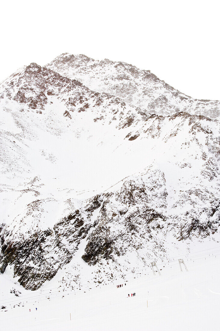 Schöne winterliche Aussicht mit Skifahrern, Skilift und Gebirge, Schnalstal, Südtirol, Italien
