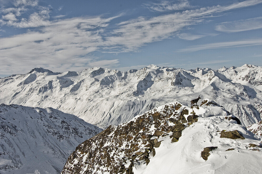 Mayestätisches Panorama der Bergspitzen im Schnalstal, Südtirol, Italien