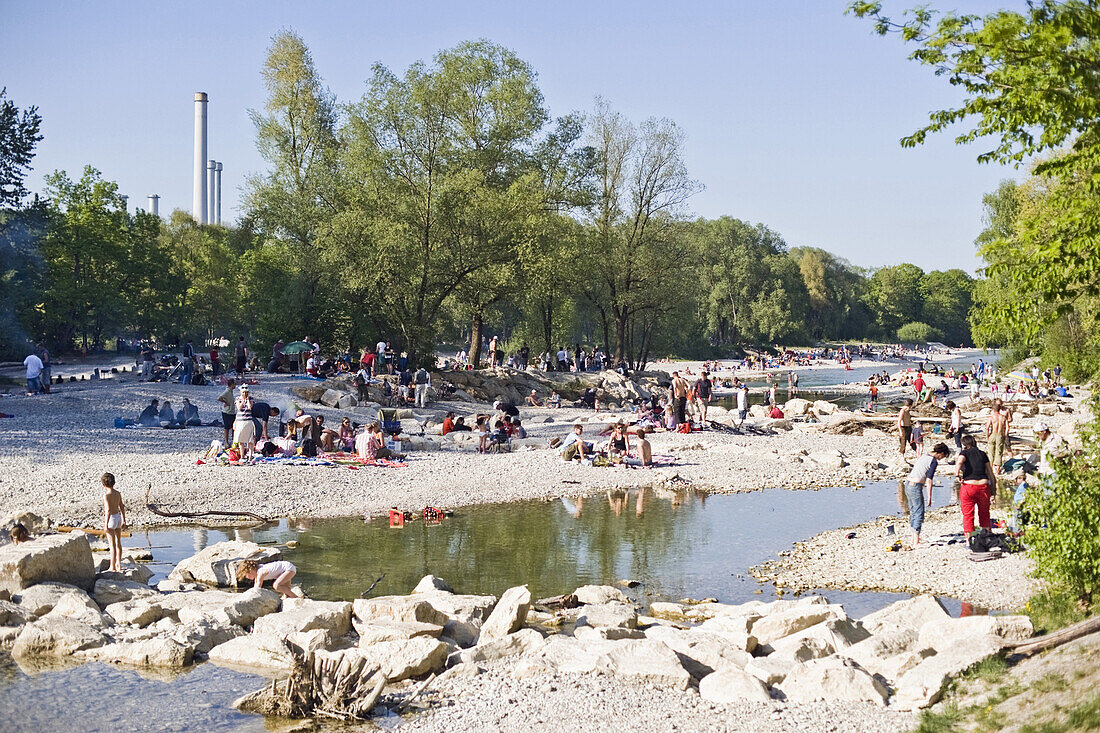 Leute erholen sich am Isarufer, Flaucher, München, Bayern, Deutschland