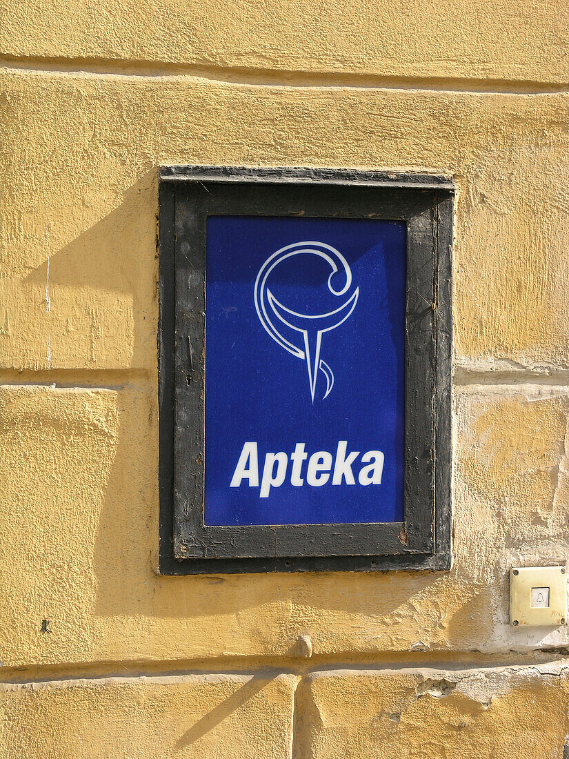 Schild einer polnischen Apotheke, Polen
