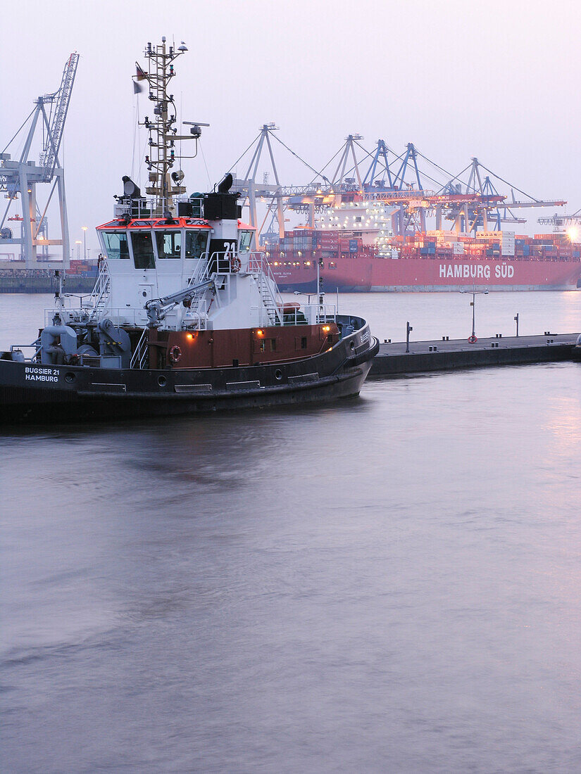 Containerschiff und Schlepper im Hafen, Hansestadt Hamburg, Deutschland