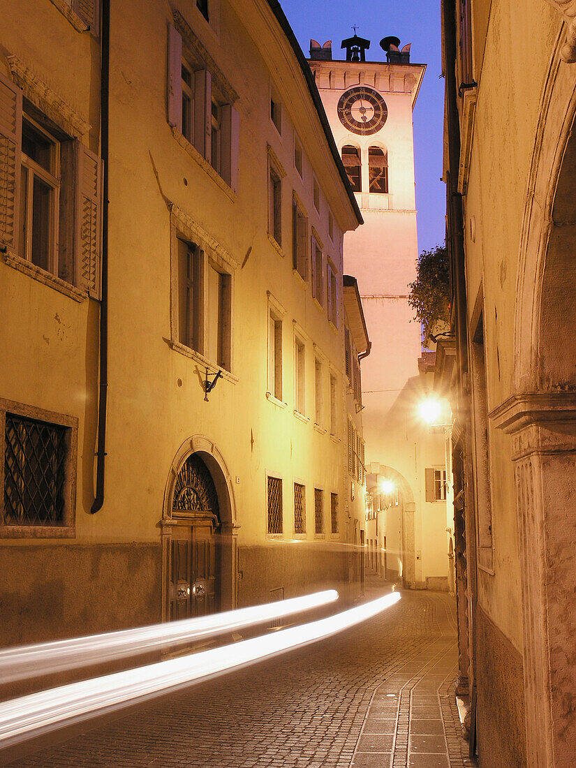 Gasse in der Altstadt mit Stadtturm, Rovereto, Italien