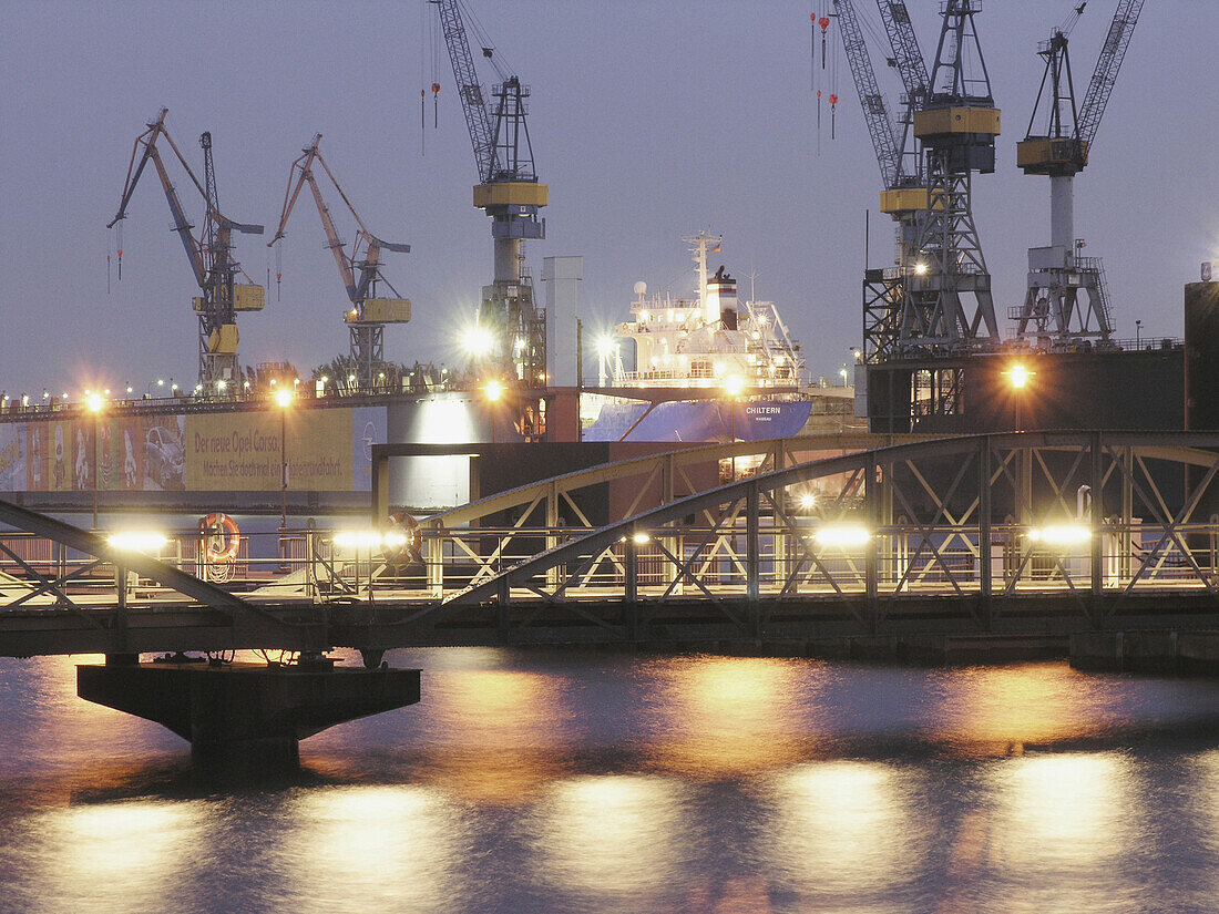 Anlegebrücke mit Blick auf Werftanlagen, Hamburg, Deutschland
