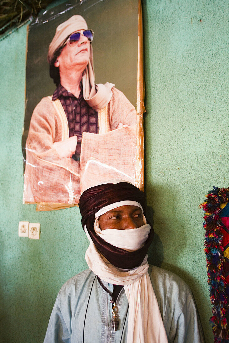 Portrait with Gaddafi. Sahara desert. Libia.