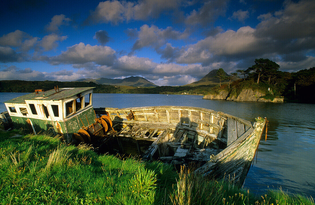 Schiffswrack bei Moyard, Connemara, Co. Galway, Republik Irland, Europa