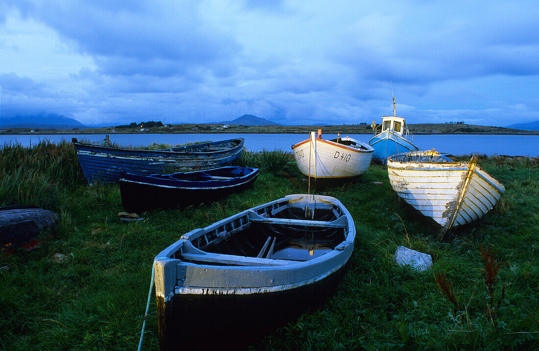 Boote in der Dogs Bay, Connemara, Co. Galway, Republik Irland, Europa