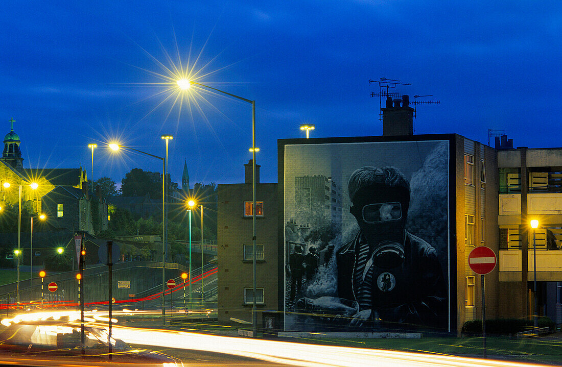 Wandbild eines Jungen, der während der Unruhen im August 1969 eine Gasmaske trägt und einen Molotowcocktail hält, Wohnbezirk der nordirischen Nationalisten. Der Bezirk war Brennpunkt während des Nordirlandkonfliktes, Bogside, Derry, Co. Londonderry, Nordi