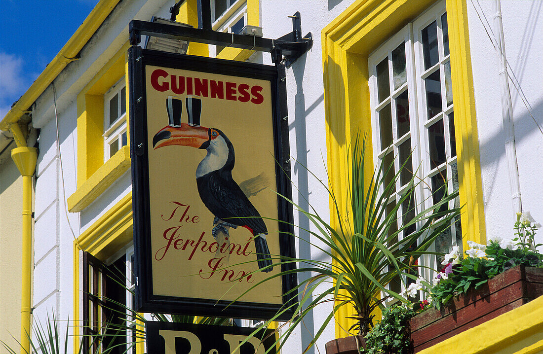 Blick auf das Schild des Pubs The Jerpoint Inn, Thomastown, County Kilkenny, Irland, Europa