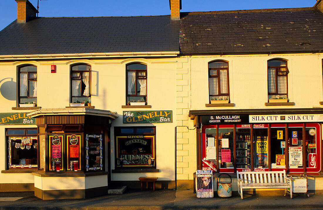 Ein Laden und eine Bar im Sonnenlicht, Newtonstewart, County Tyrone, Irland, Europa