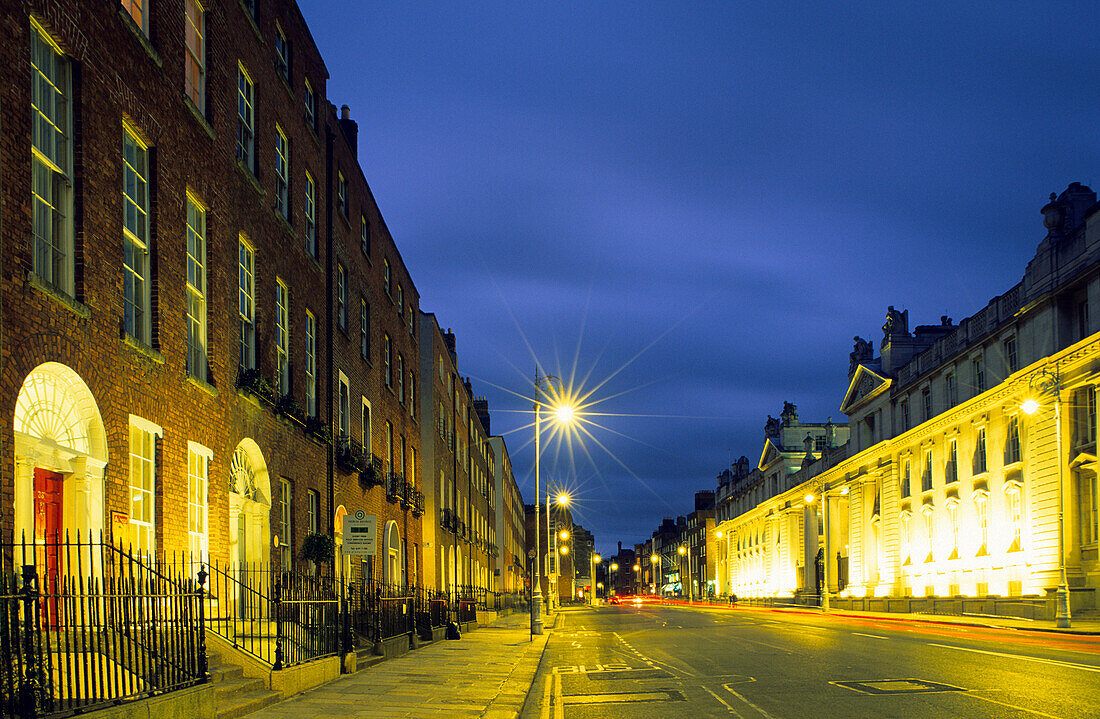 Leinster House, das beleuchtete Parlament am Abend, Merrion Street Upper, Dublin, Irland, Europa