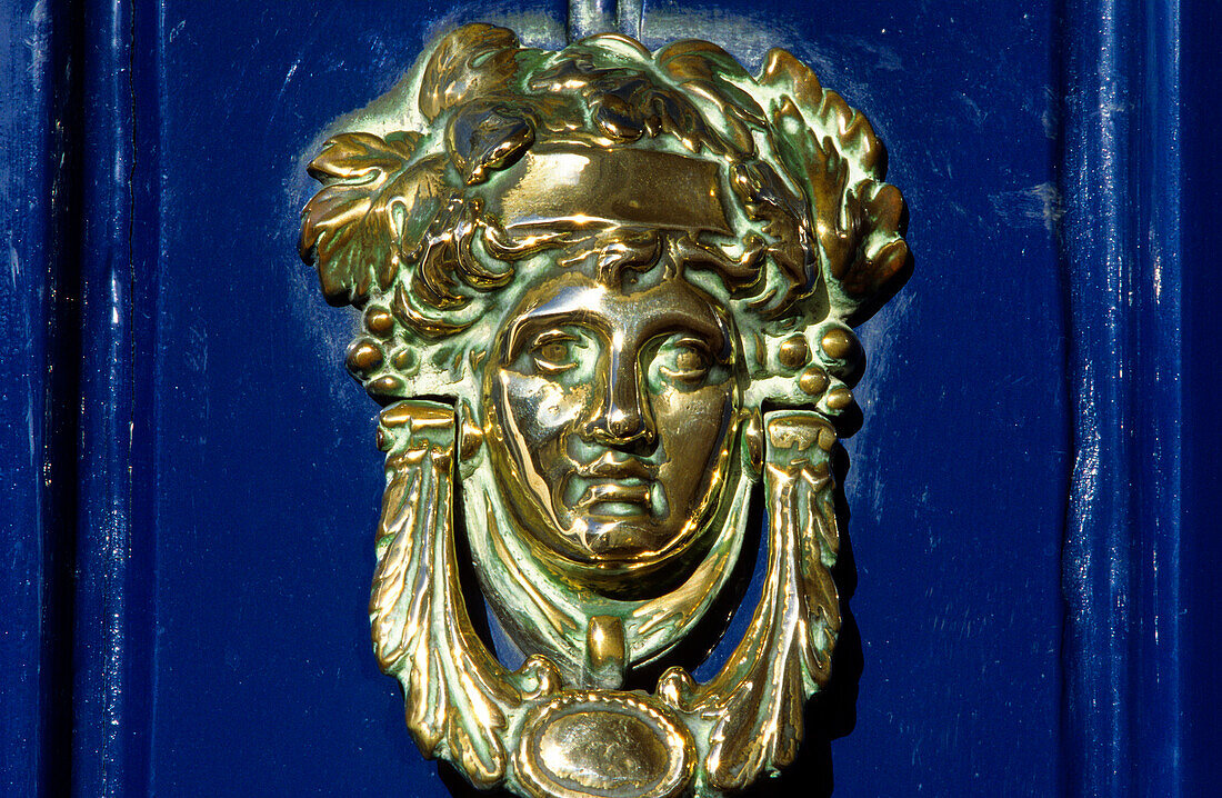 Türklopfer an einer blauen Tür, Merrion Square, Dublin, Irland, Europa