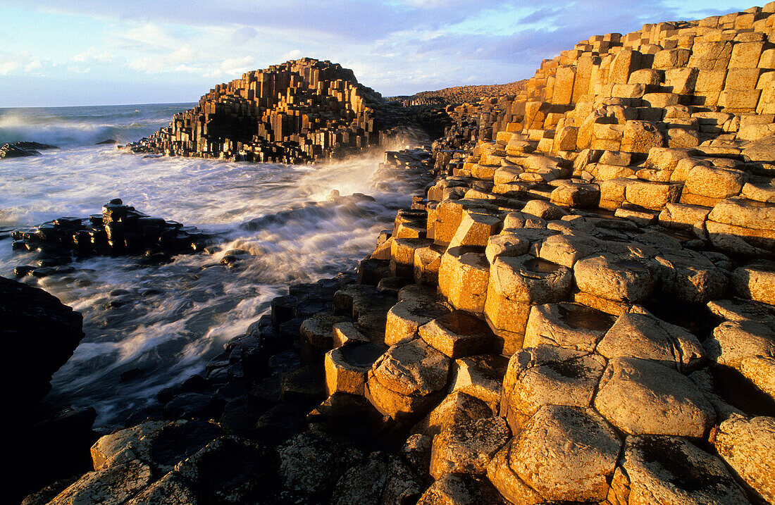 Giant’s Causeway, Nordirland, World Heritage Site, Damm des Riesen, Basaltsäulen an der Küste, County Antrim, Europa
