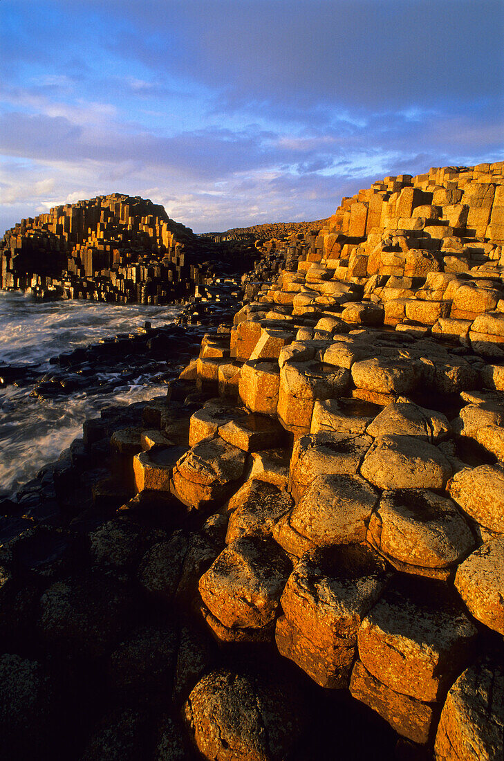 Giant’s Causeway, Nordirland, World Heritage Site, Damm des Riesen, Basaltsäulen an der Küste im Licht der Abendsonne, County Antrim, Europa