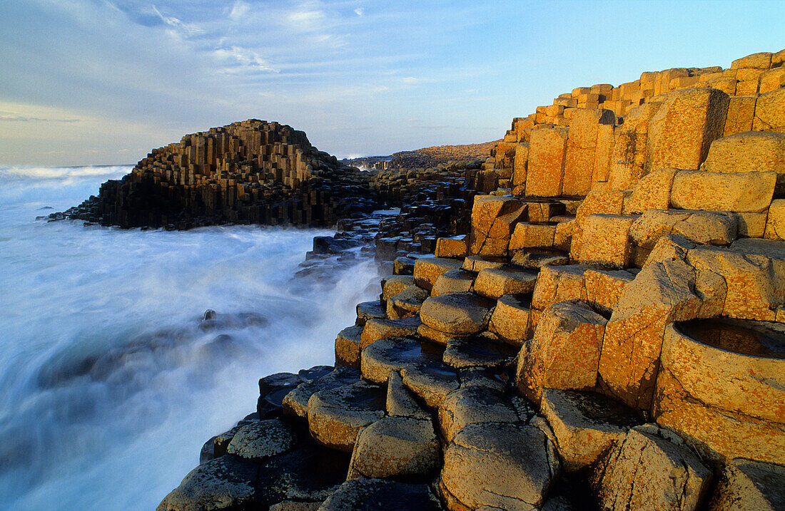 Giant’s Causeway, Nordirland, World Heritage Site, Damm des Riesen, Basaltsäulen an der Küste, County Antrim, Europa