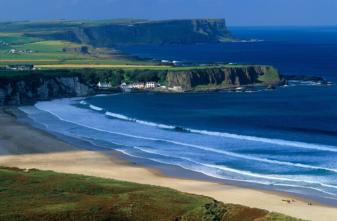 Weitläufiger Strand in einer Bucht im Sonnenlicht, White Park Bay, Portbradden, County Antrim, Irland, Europa