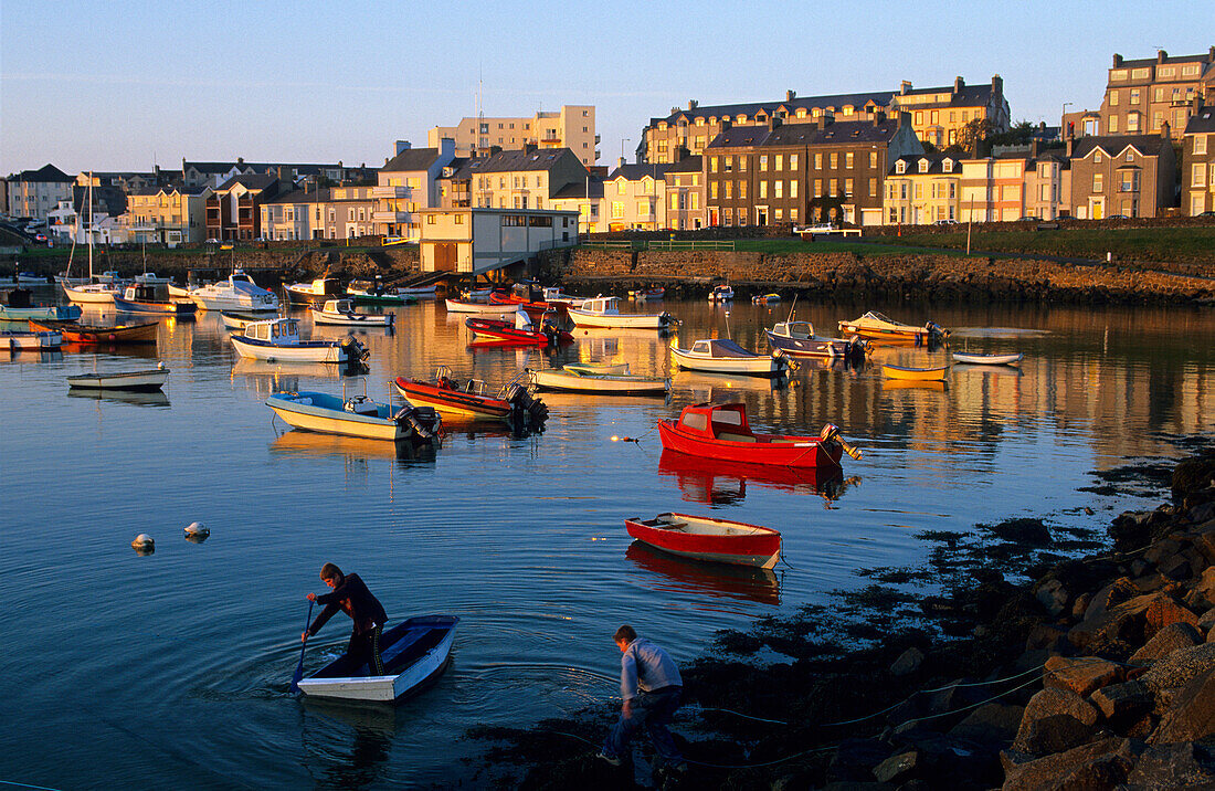 Jungen rudern abends im Hafen, Portrush, County Antrim, Irland, Europa