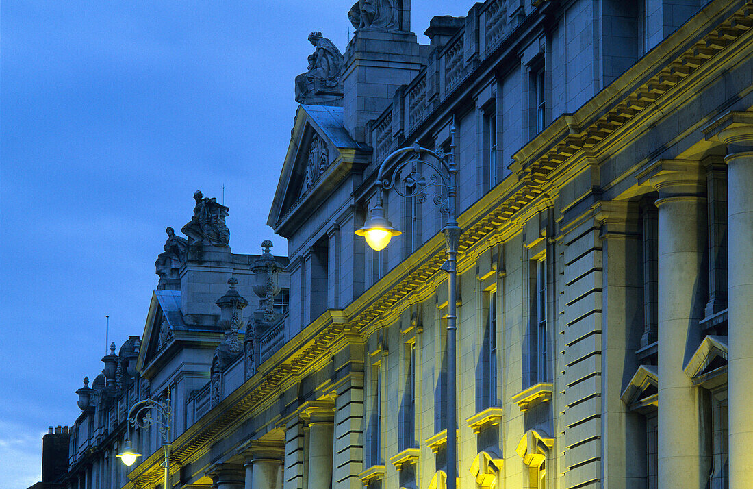 Leinster House, die beleuchtete Fassade des Parlaments am Abend, Merrion Street Upper, Dublin, Irland, Europa