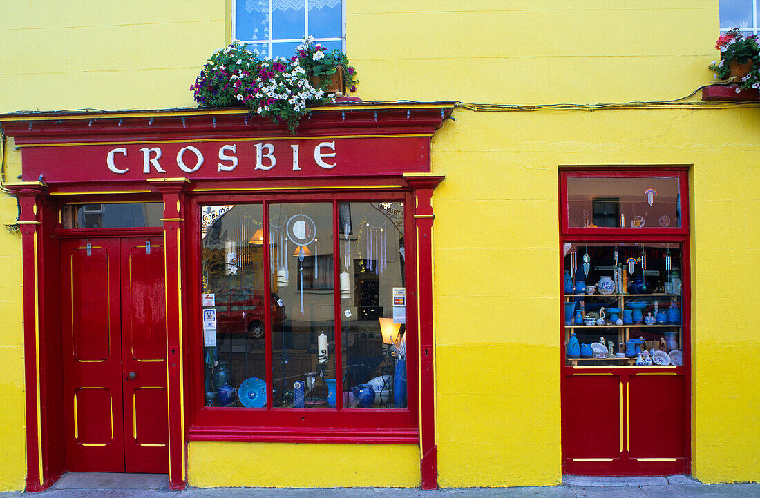 Leuchtend gelbe Fassade eines Ladens, Ennistymon, County Clare, Irland, Europa