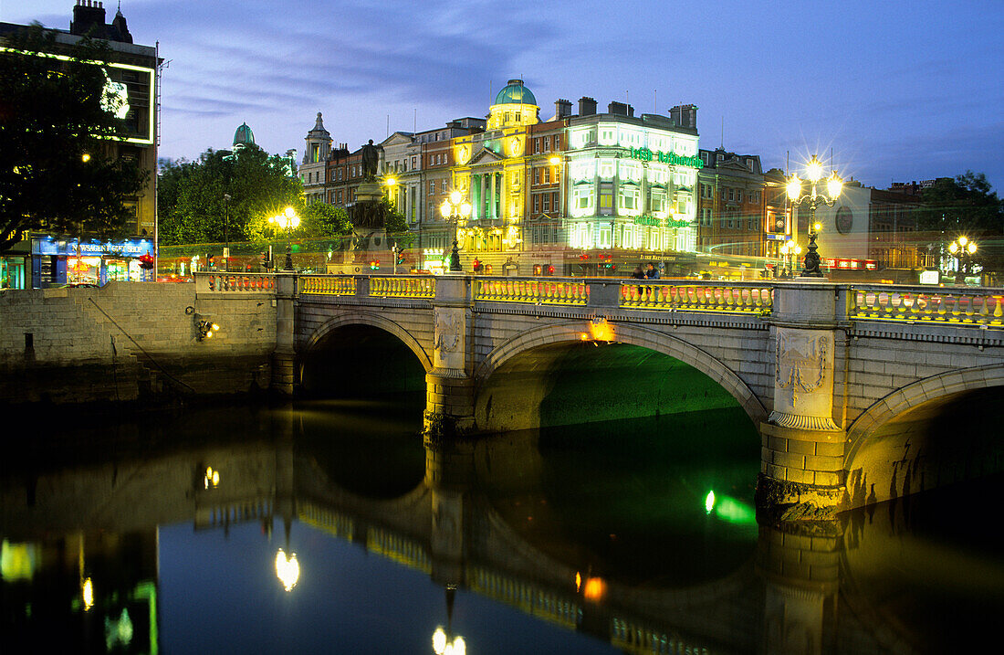 Die O'Connell Bridge über dem Fluss Liffey am Abend, Dublin, Irland, Europa