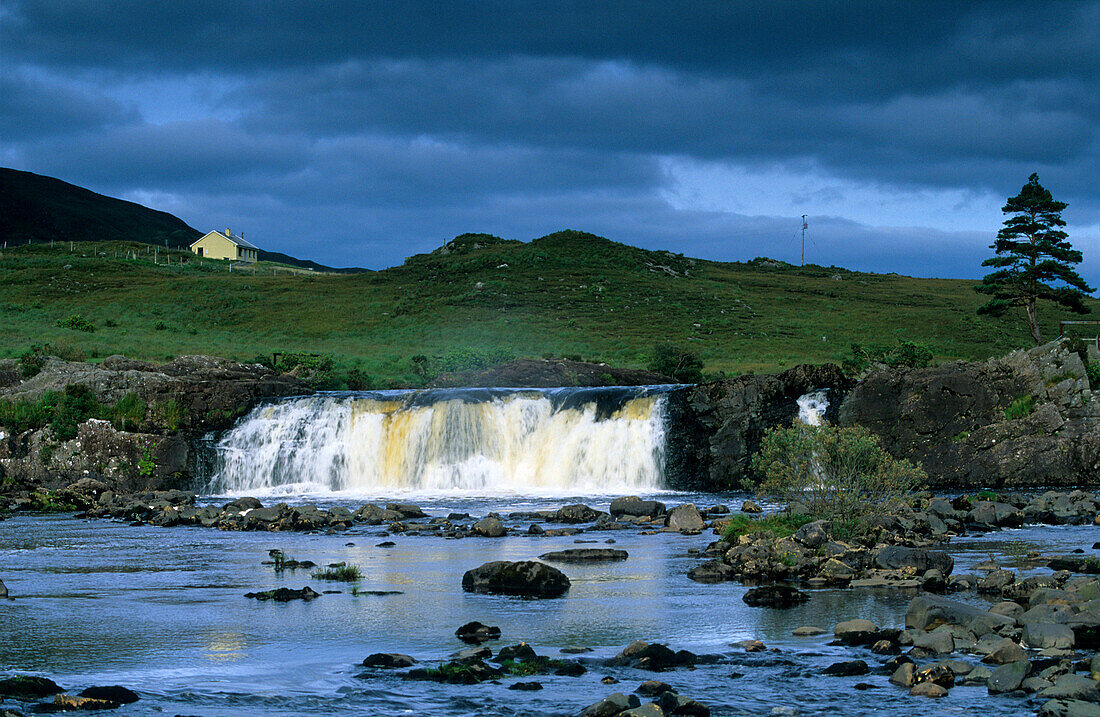 Blick auf die Aasleagh Fälle unter Wolkenhimmel, Connemara, County Mayo, Irland, Europa