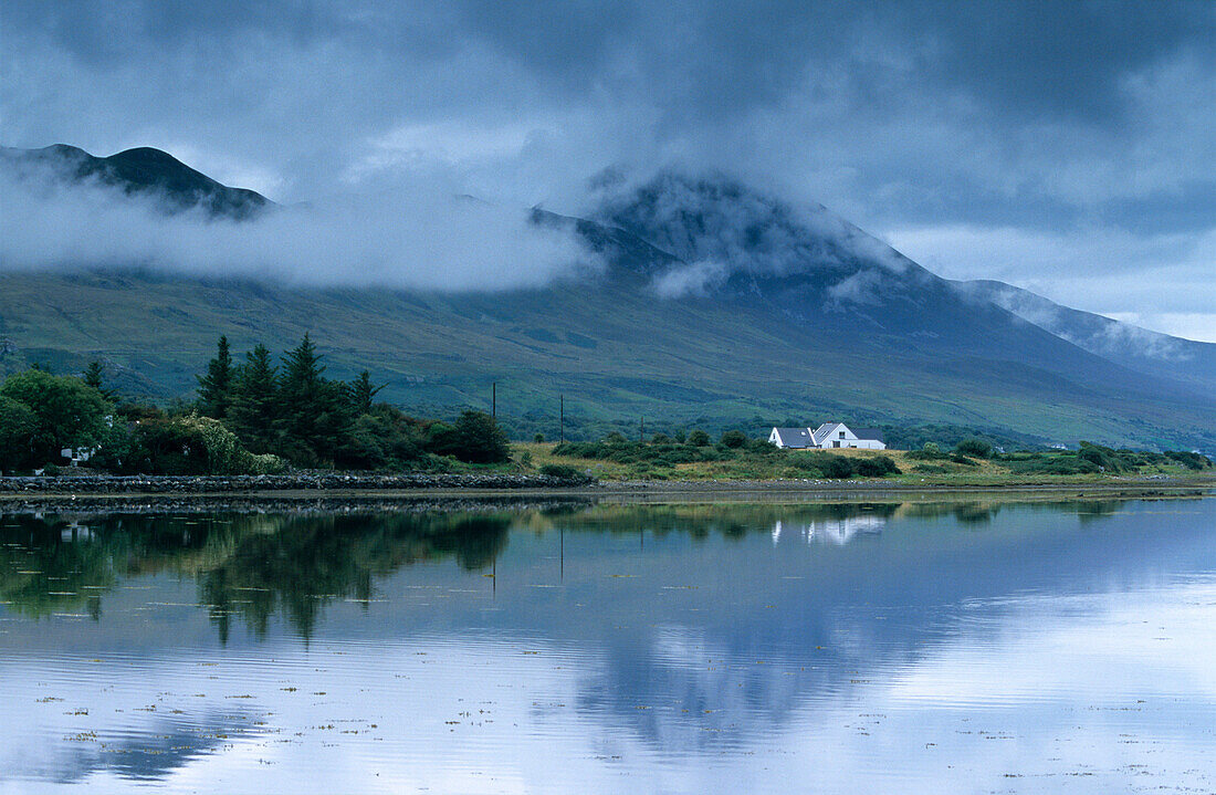 Der Berg Croagh Patrick in der Westport Bucht im Nebel, County Mayo, Irland, Europa