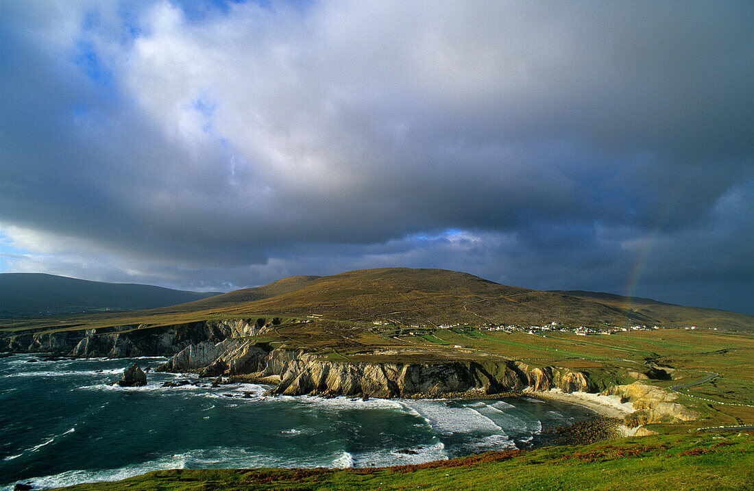 Küstenlandschaft und Meer unter Regenwolken, Achill Island, County Mayo, Irland, Europa