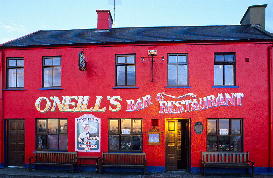Blick auf die leuchtend rote Fassade von O'Neill's Pub, Allihies, Ring of Beara, County Cork, Irland, Europa