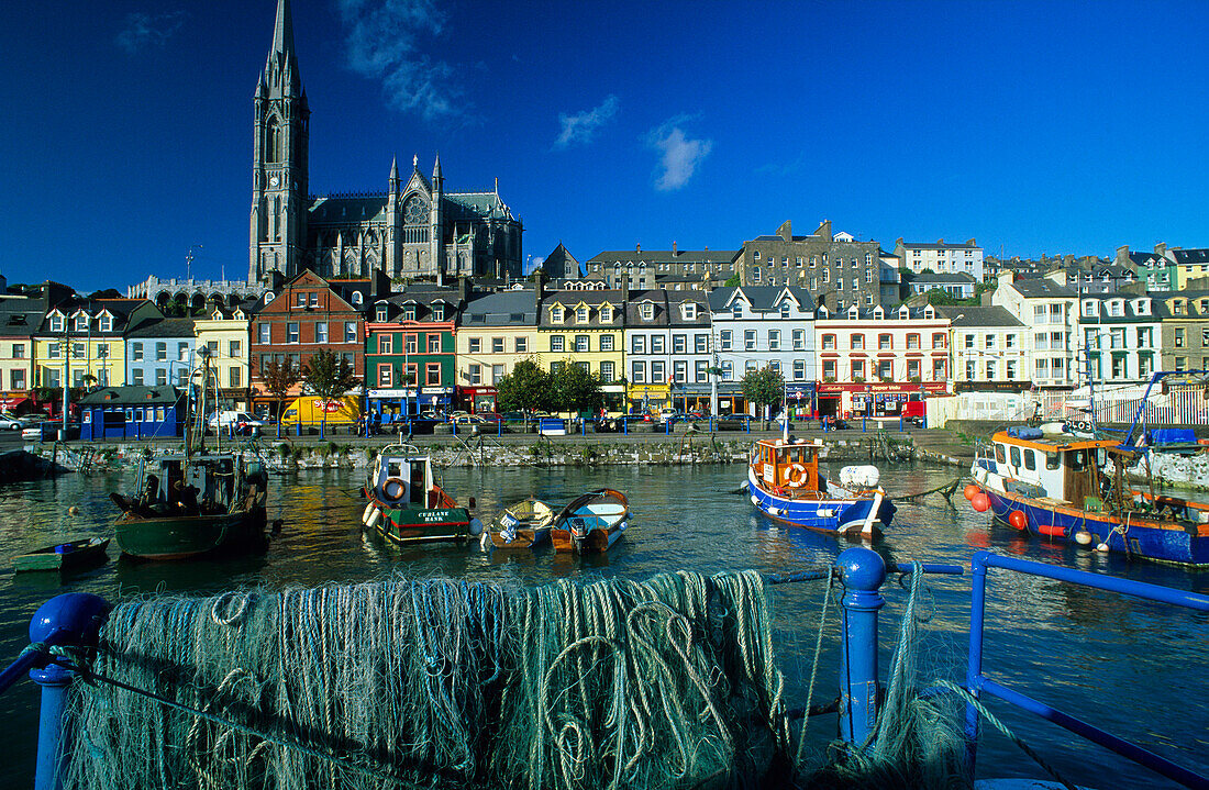 Blick über den Hafen auf die Häuser der Altstadt mit St.-Colman Kathedrale, Cobh, County Cork, Irland, Europa