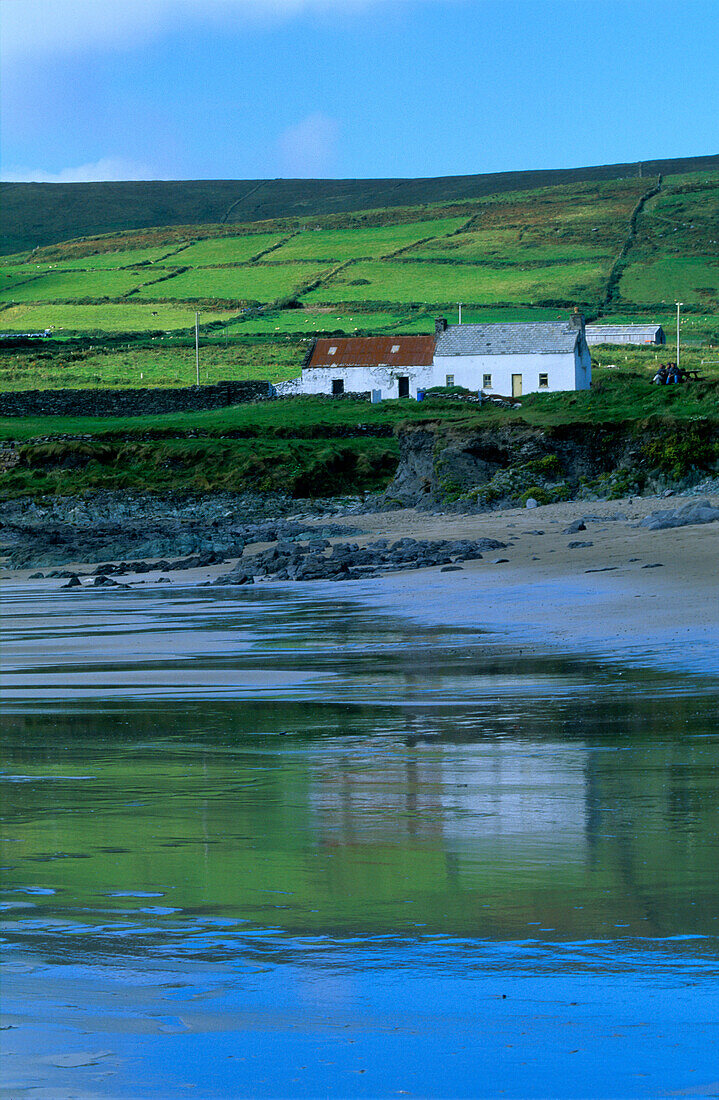 Blick auf Strand und Cottages in der St. Finan's Bay, County Kerry, Irland, Europa