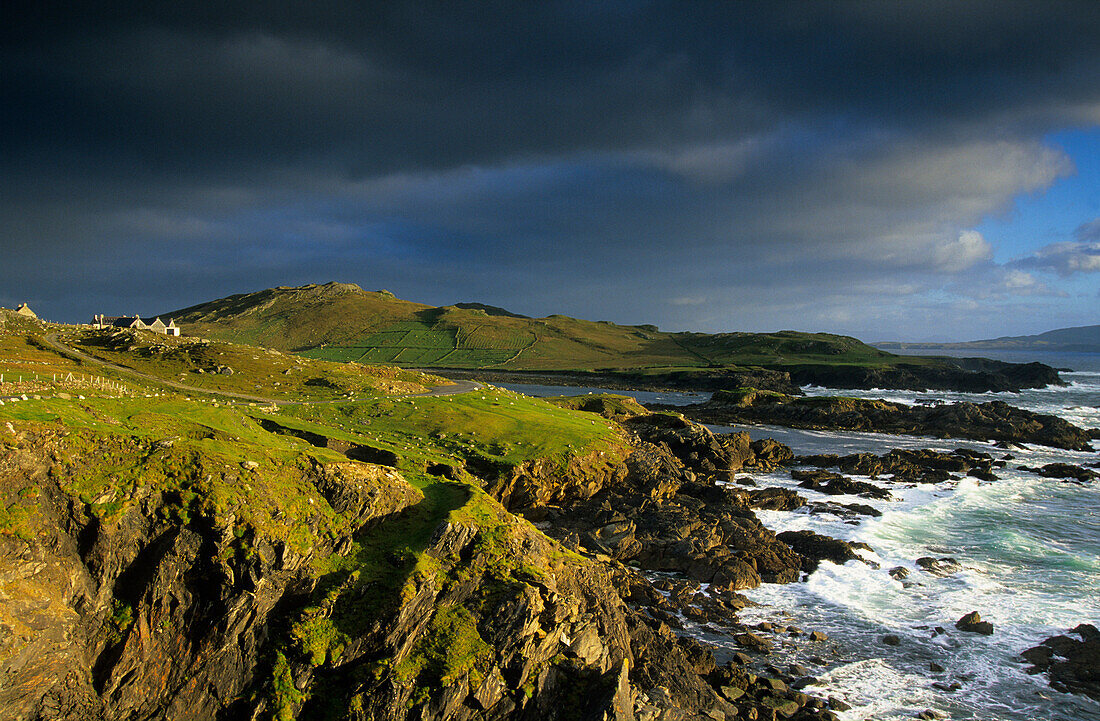 Küstenlandschaft und Meer unter Regenwolken, Achill Island, County Mayo, Irland, Europa