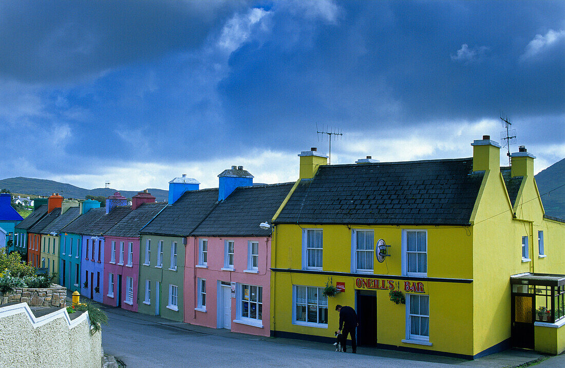 Bunte Häuser unter grauen Wolken, Eyeries, Halbinsel Beara, County Cork, Irland, Europa