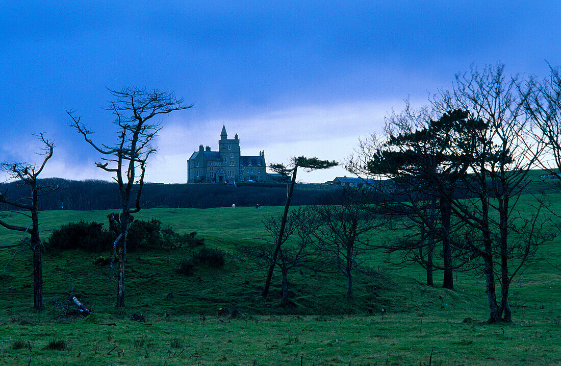 Blick auf Mullaghmore Castle am Horizont in der Abenddämmerung, County Leitrim, Irland, Europa